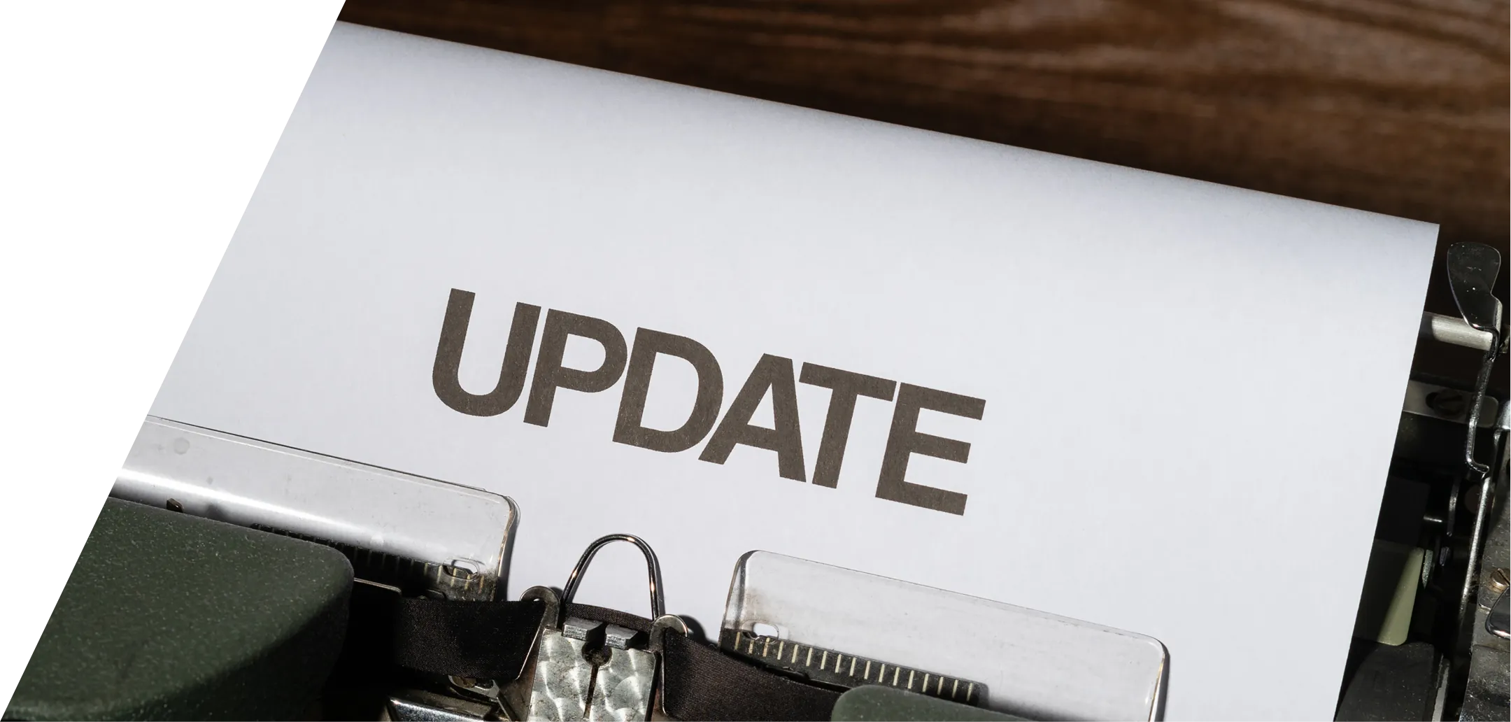 UPDATEと書かれた紙とタイプライター