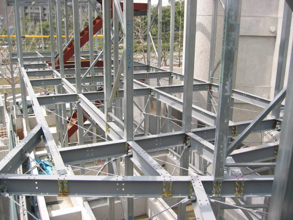 鉄骨構造の建築現場