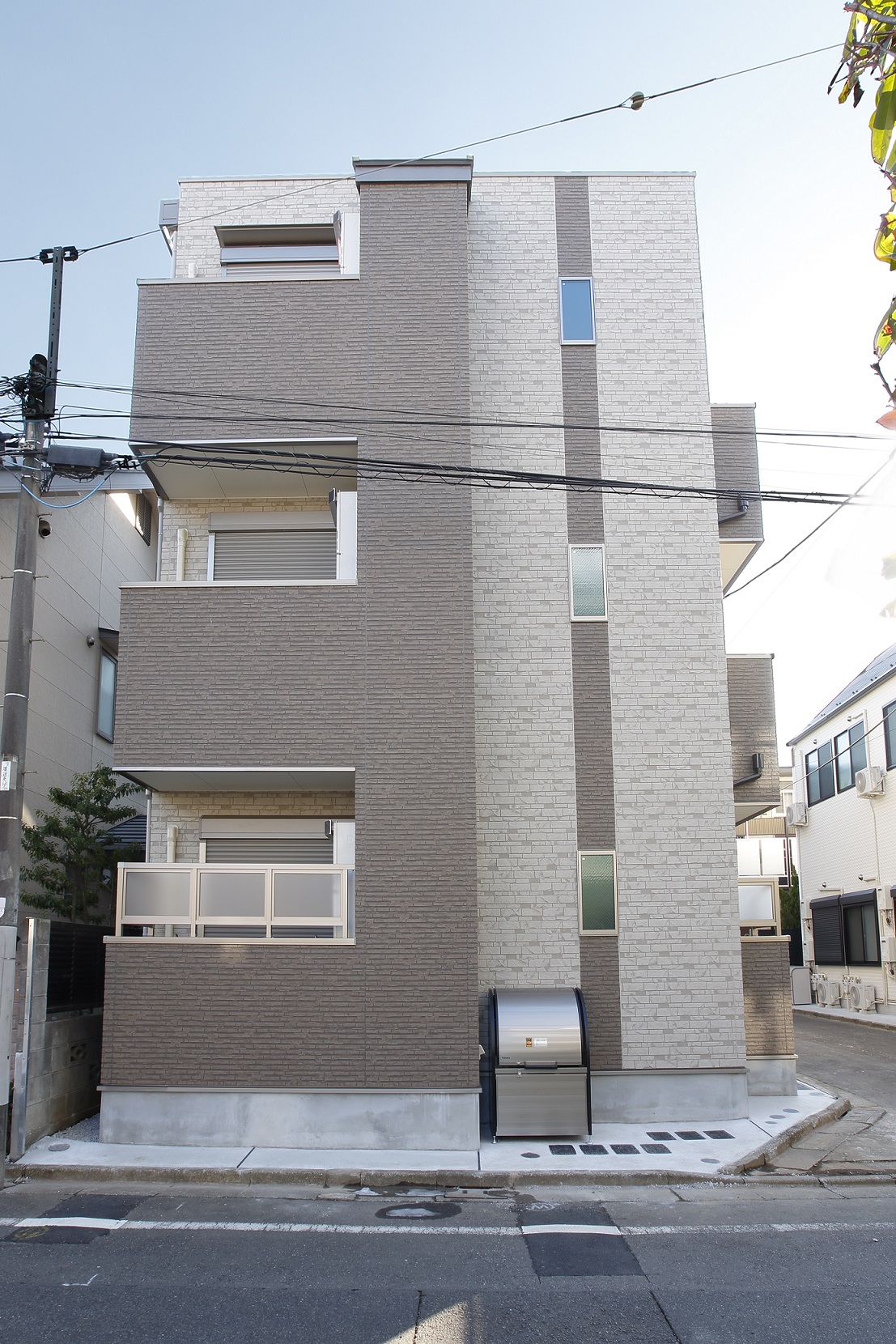 変化のある外観デザインが映えて人気の3階建