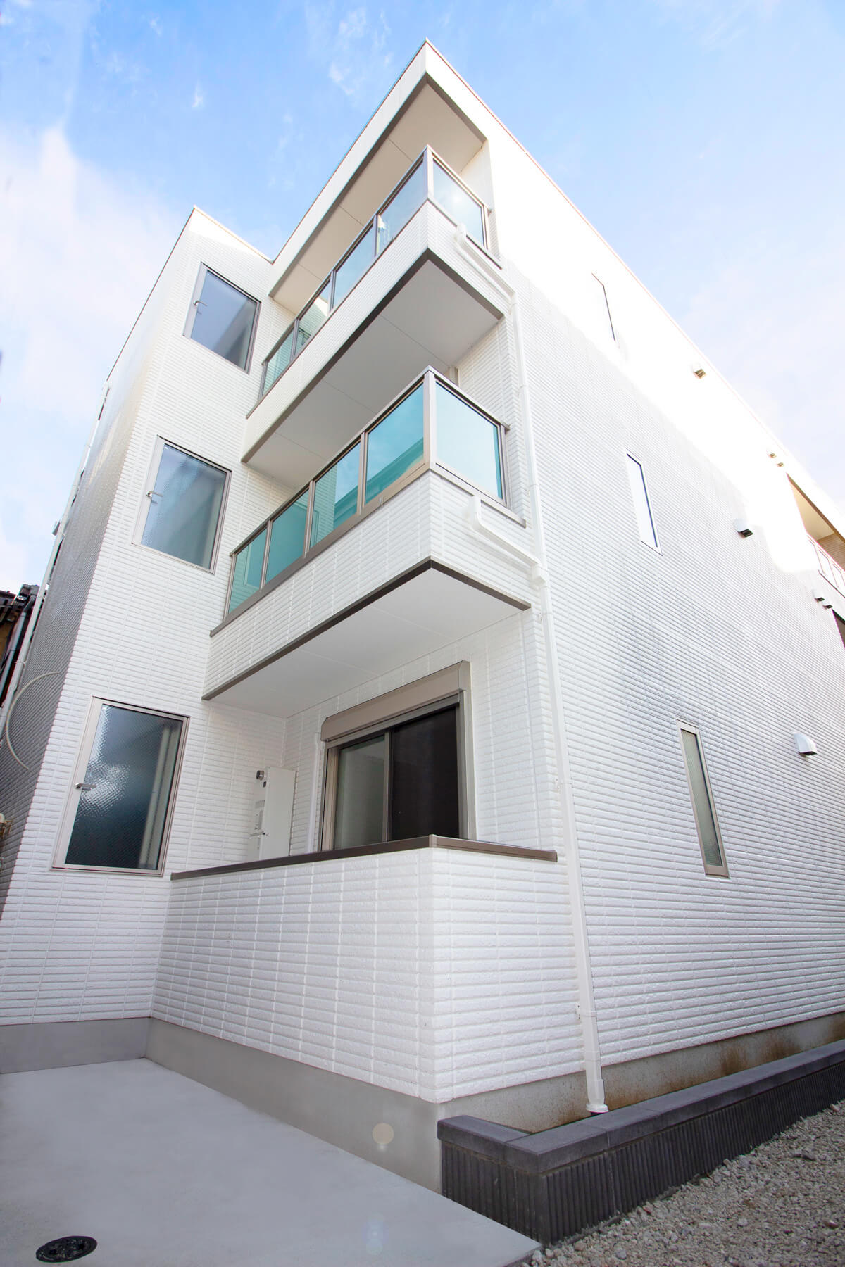変形敷地の有効利用を実現した3階建て共同住宅