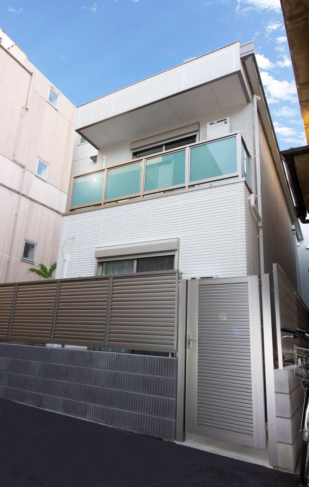 変形敷地の有効利用を実現した3階建て共同住宅