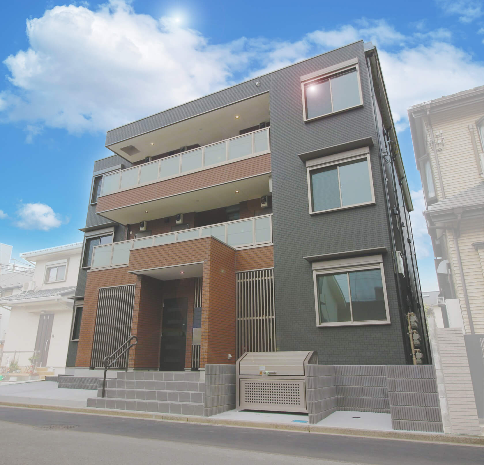 住宅街に建つ落ち着いた外観色の３階建て