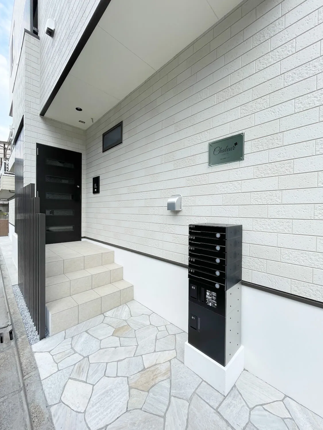 コンパクトながら明るさと高級感が漂う集合住宅