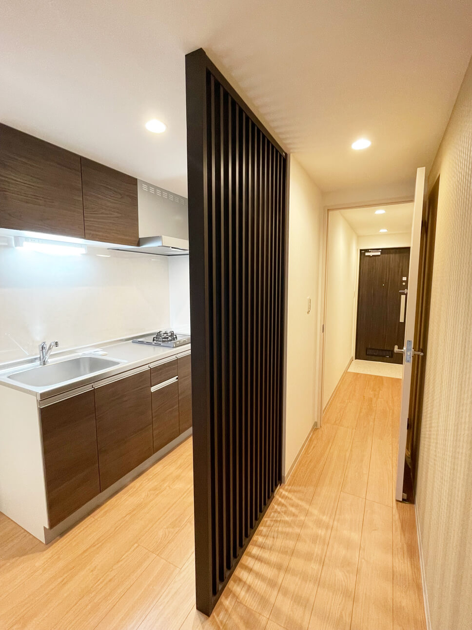 住宅街に建つ落ち着いた外観色の３階建て