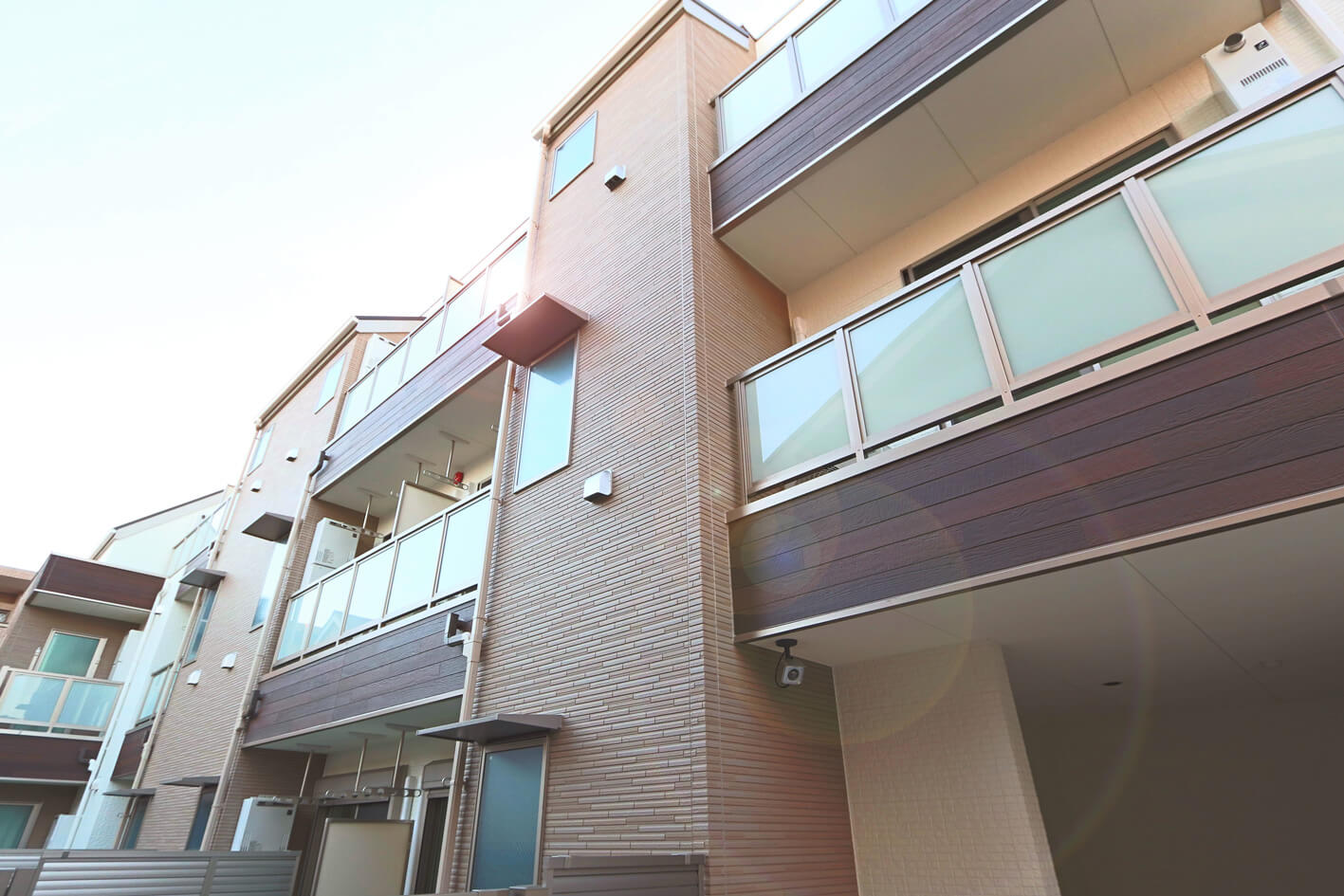 静かな低層住宅街に建つ3階建て賃貸住宅