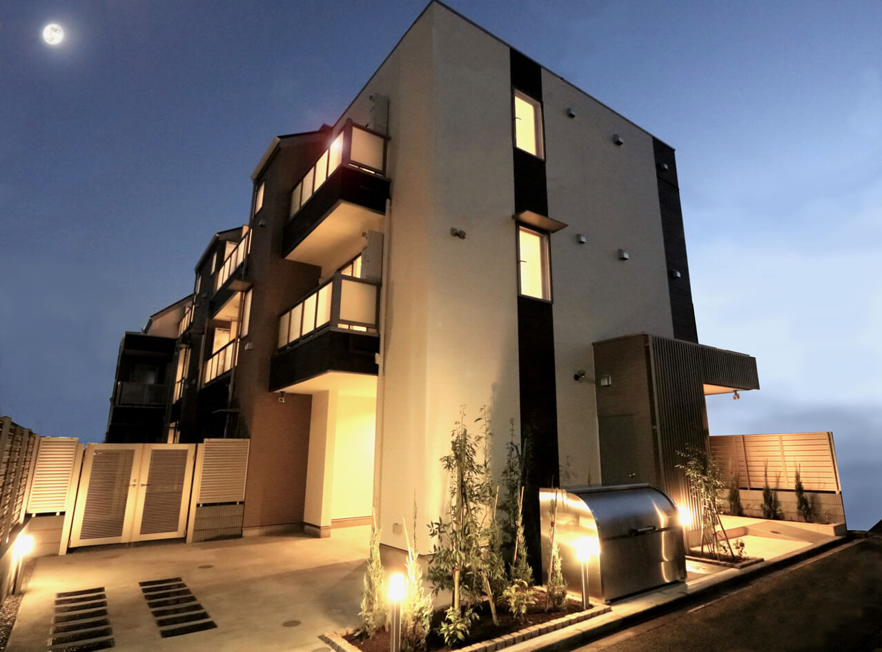 静かな低層住宅街に建つ3階建て賃貸住宅