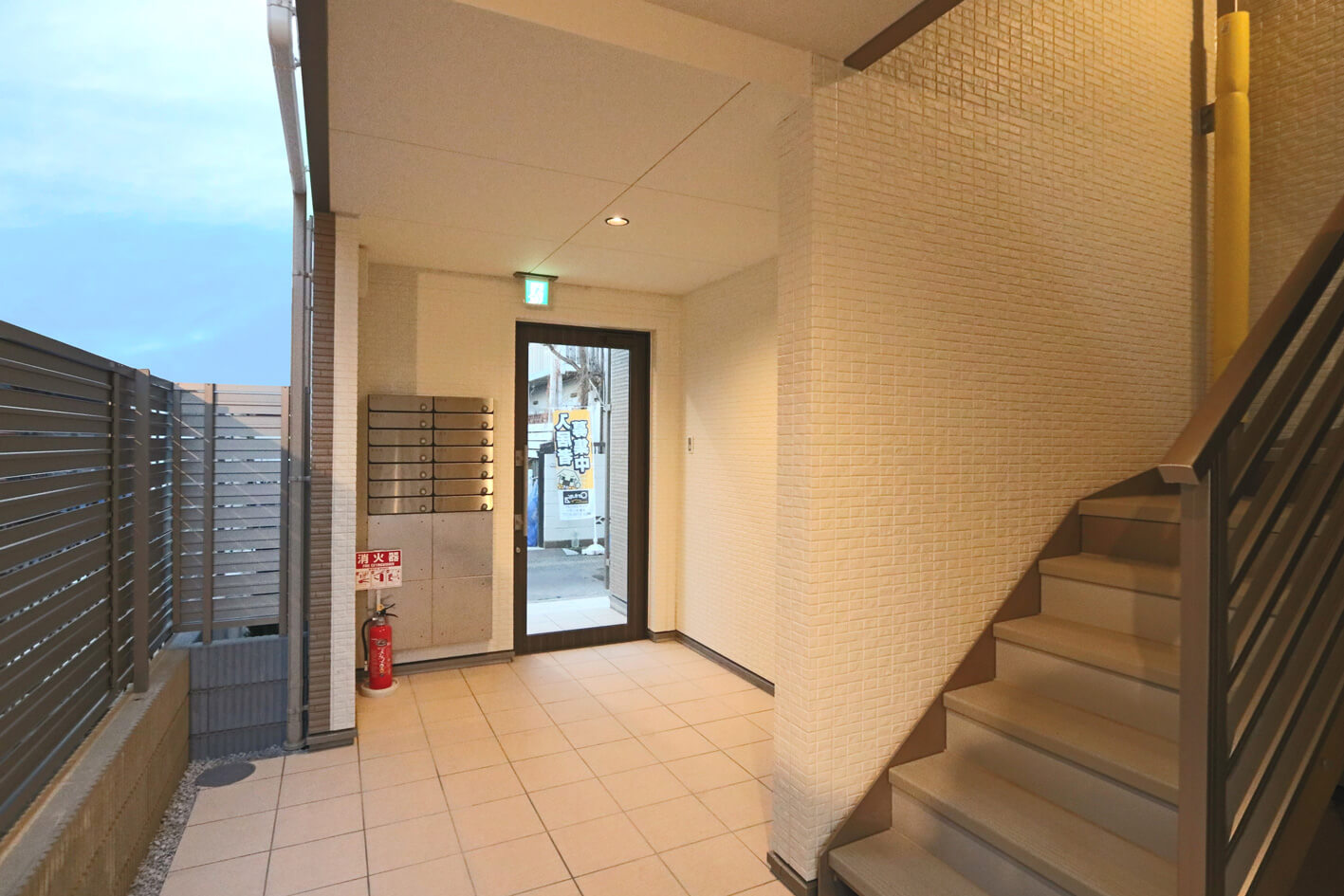 静かな低層住宅街に建つ3階建て賃貸住宅