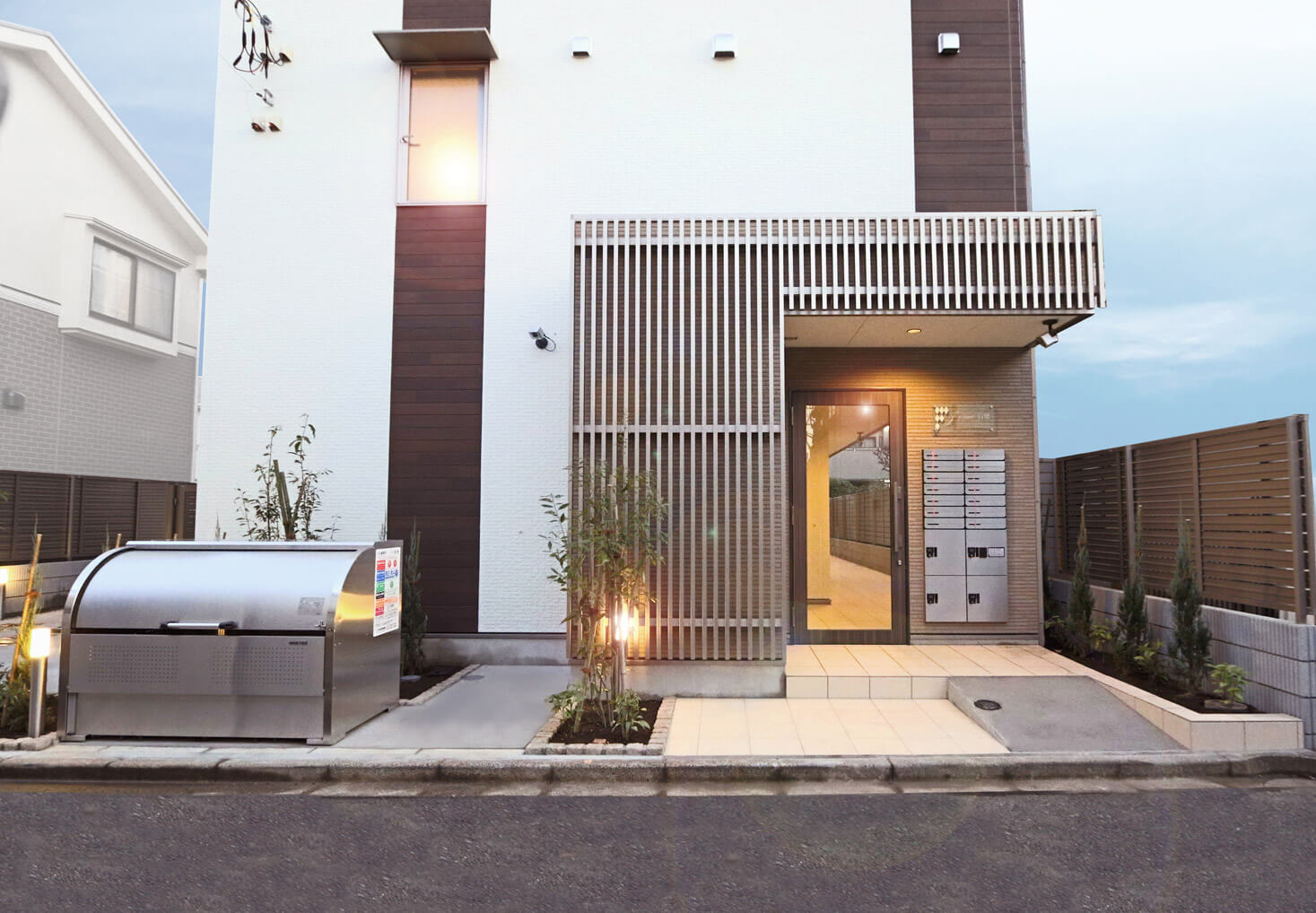 静かな低層住宅街に建つ3階建て賃貸住宅