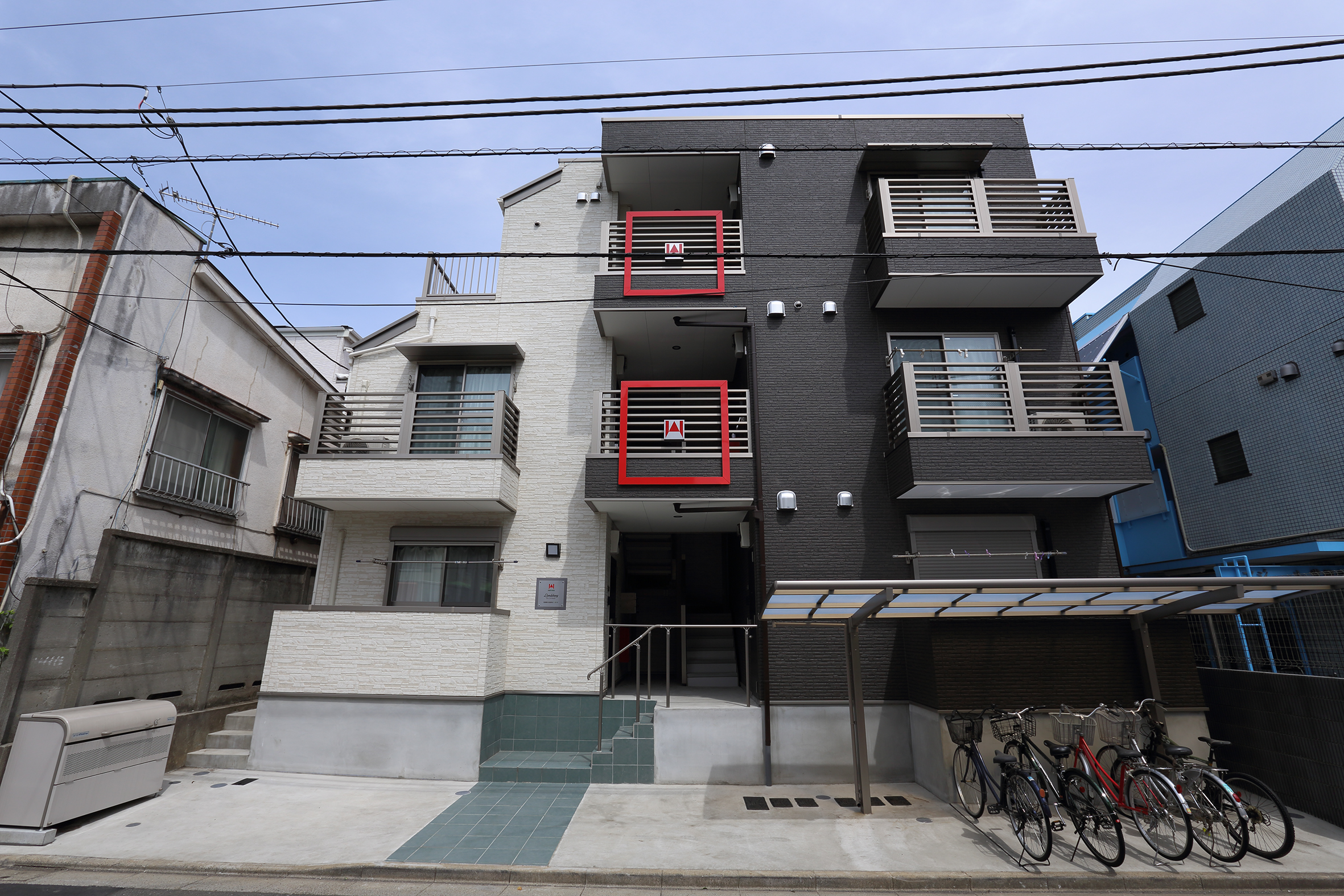 外壁のコントラストが存在感を生む建物に