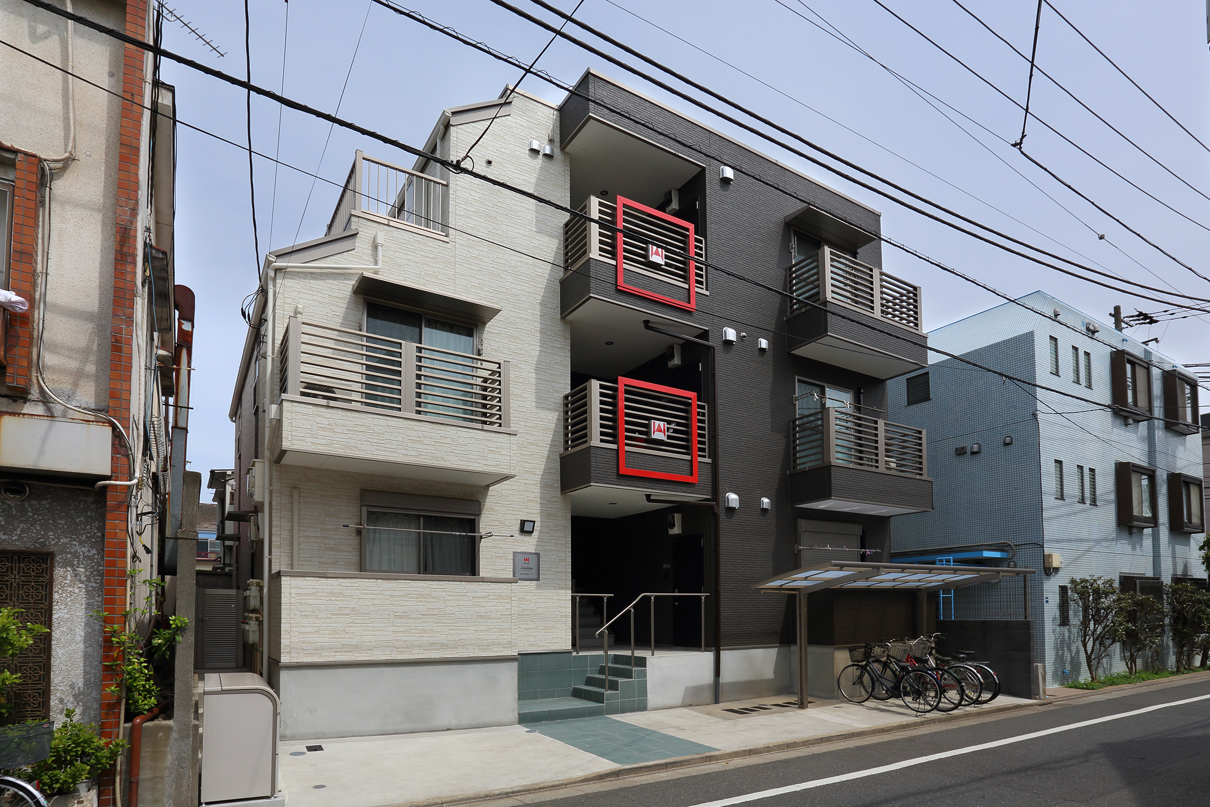 外壁のコントラストが存在感を生む建物に