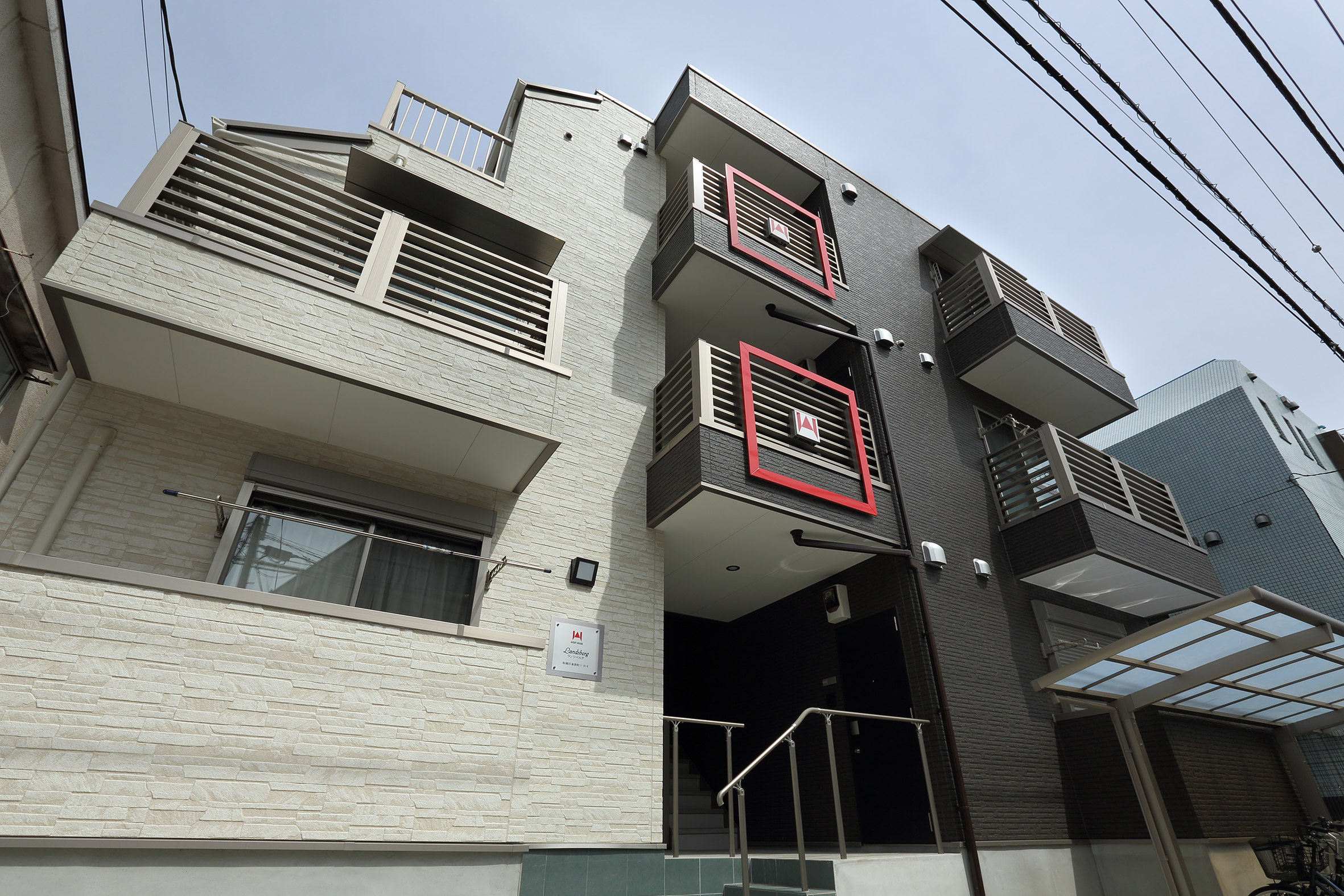 外壁のコントラストが存在感を生む建物に