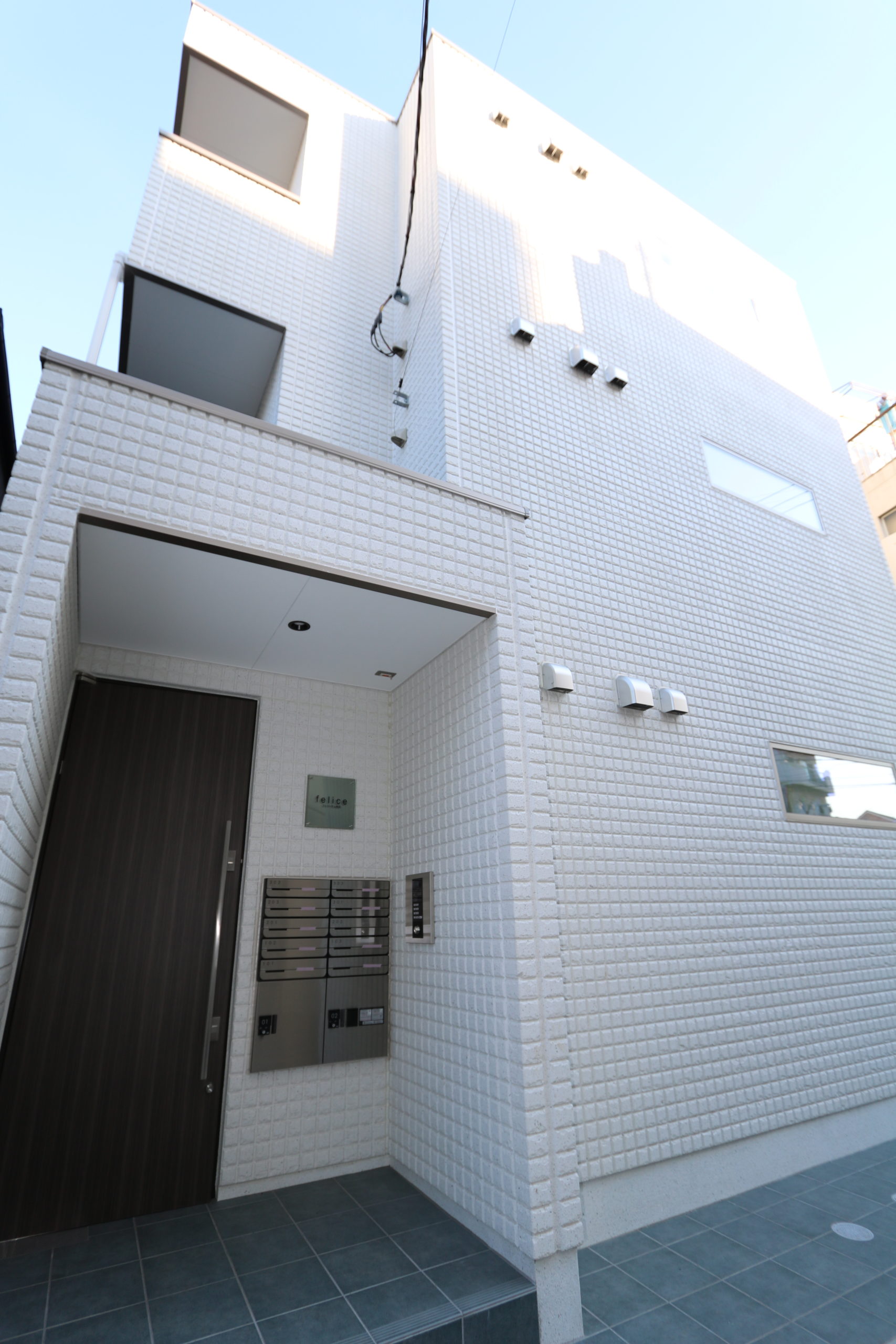 真っ白な外観とデザイン性を高めたマンション