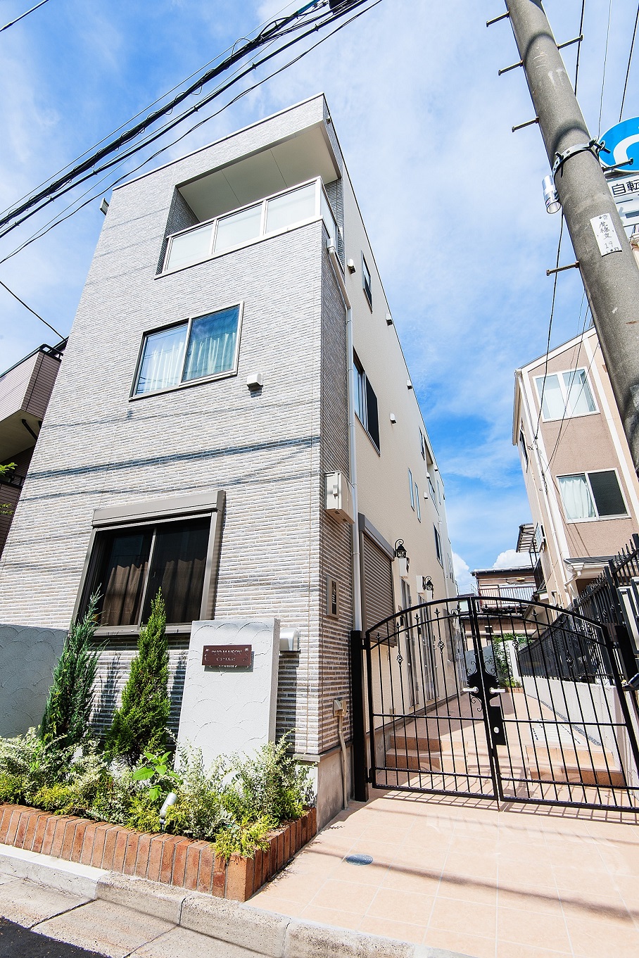 変形敷地のデメリットを解消した「長屋３階建」