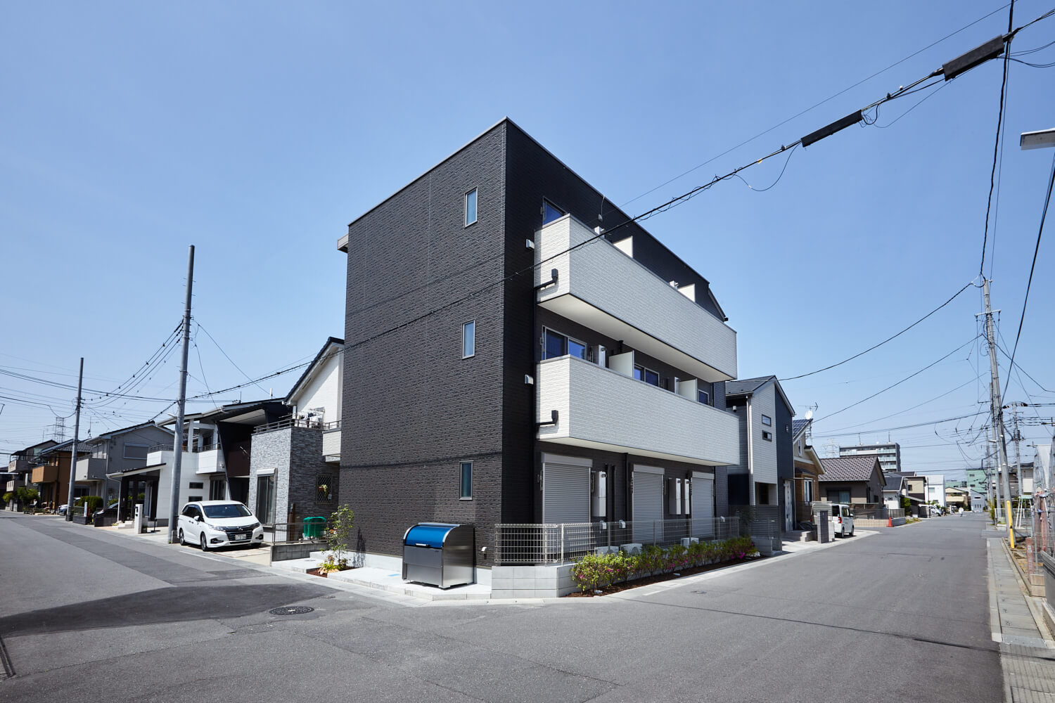 建物配色に変化を持たせた3階建て