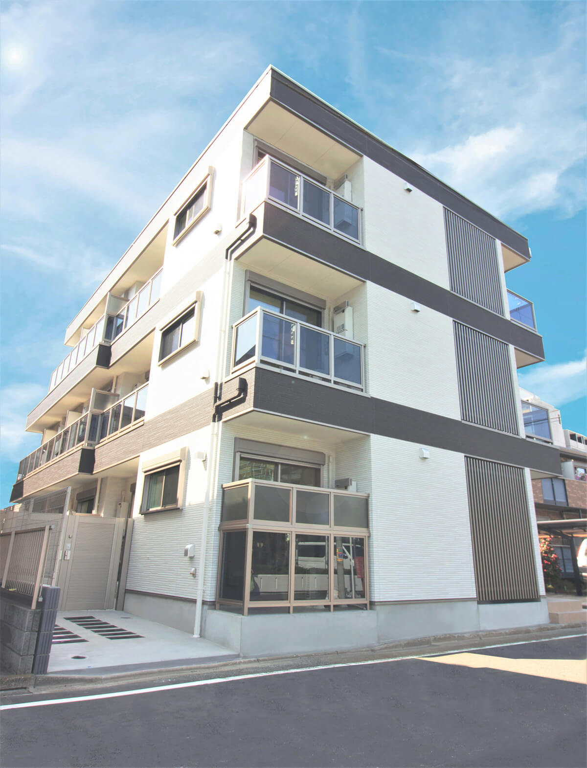 角地に映える３階建物件