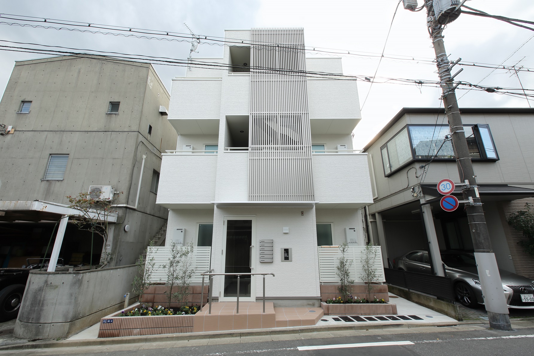 真っ白なカラーリングと印象的なファサードを持つ賃貸住宅