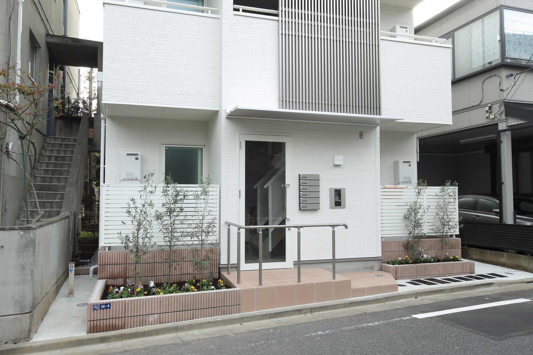 真っ白なカラーリングと印象的なファサードを持つ賃貸住宅