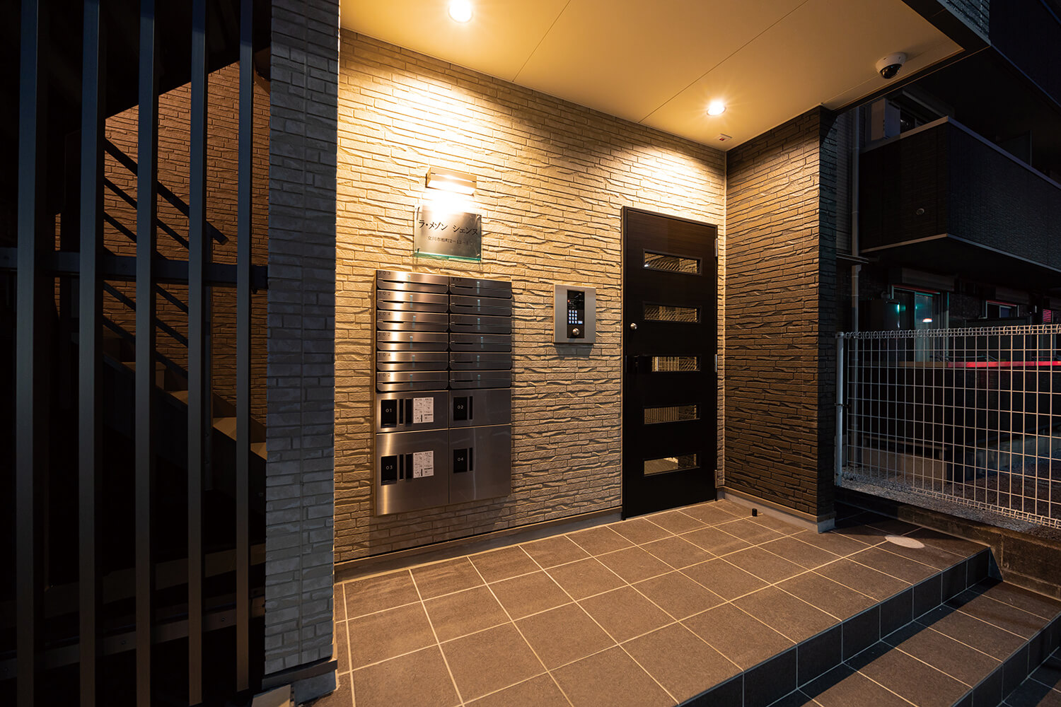 2名入居可能な広さの1Kタイプ中心の3階建てアパート
